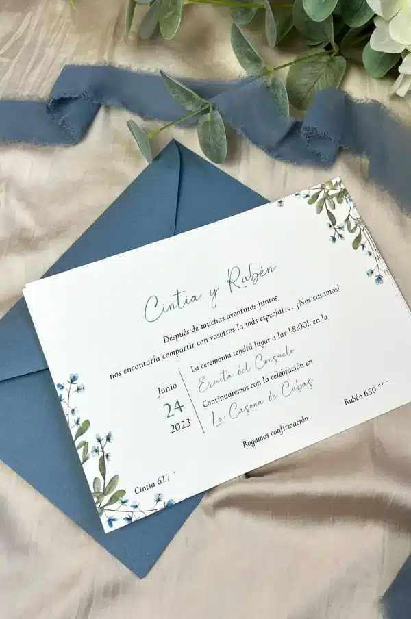 Invitación de boda "María" – Diseño floral en azul con estilo natural y moderno