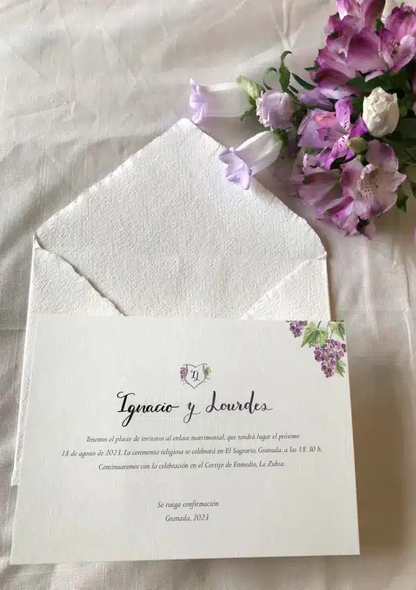 Invitación de boda "Viñedos" – Diseño rústico con ilustraciones de uvas y paisaje campestre - Imagen 4