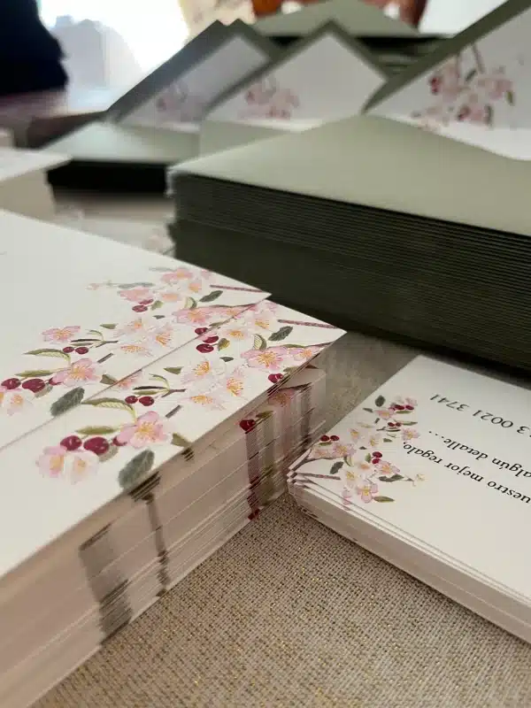 Invitación de boda "Cerezo" – Diseño floral de inspiración japonesa en rosa y verde - Imagen 2