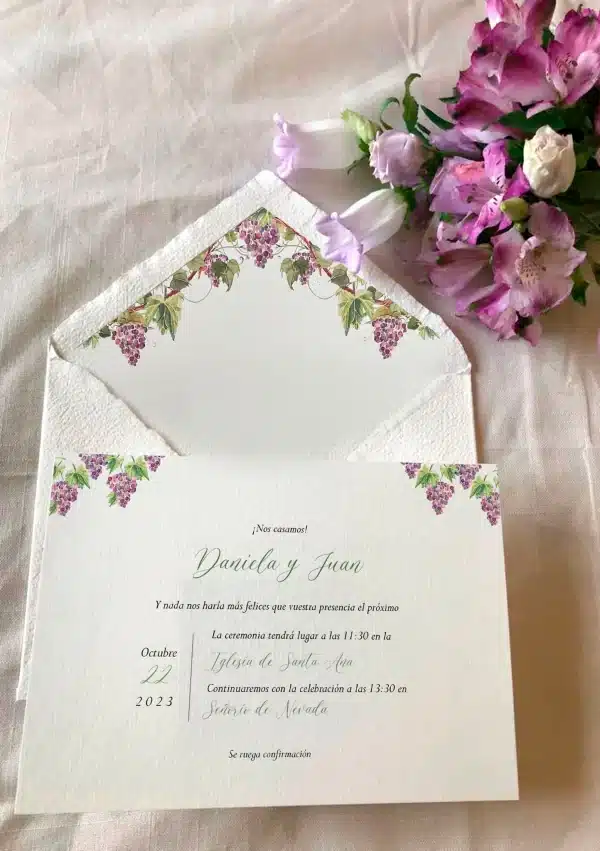 Invitación de boda "Viñedos" – Diseño rústico con ilustraciones de uvas y paisaje campestre - Imagen 6