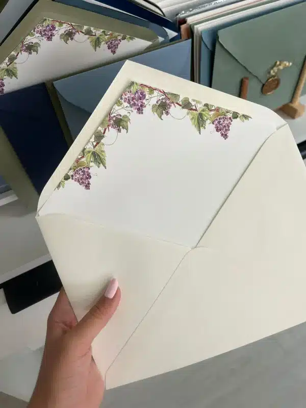 Invitación de boda "Viñedos" – Diseño rústico con ilustraciones de uvas y paisaje campestre - Imagen 3